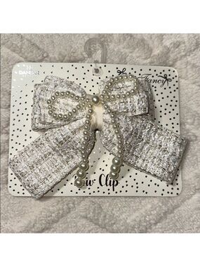 DANBAR GLOBAL Ivory Gold White Tweed Faux Pearl Overlay Bow Hair Clip